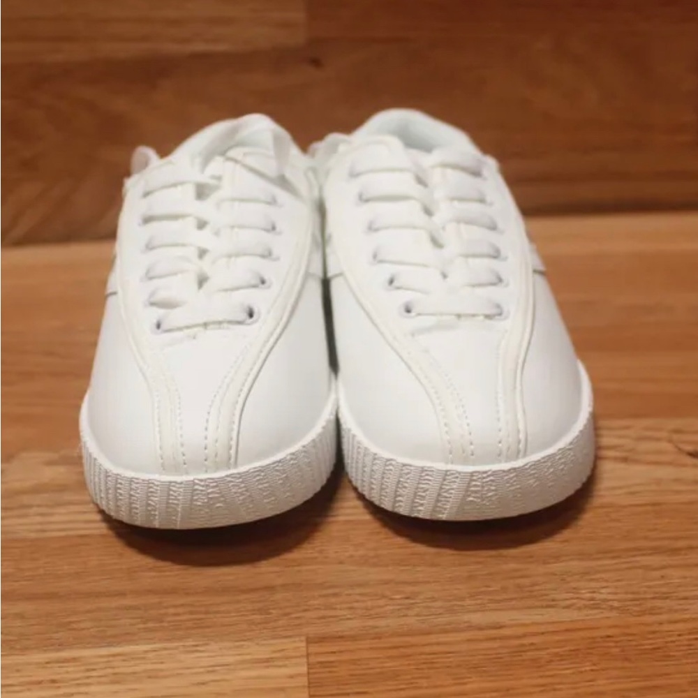NEw with box size 6 all White Tretorns